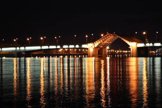 Alexander Nevsky Bridge在夜晚
