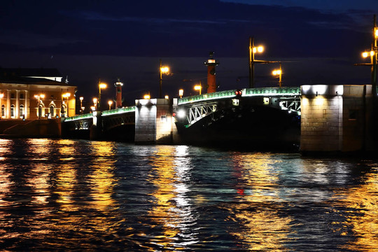 夜橋。圣彼得堡；俄羅斯
