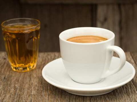側(cè)看白色陶瓷杯咖啡和茶