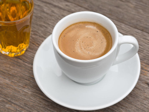 白色陶瓷杯咖啡和茶