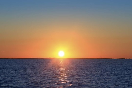 地中海日落地平線橙太陽