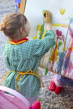 畫家小女孩兒童繪畫抽象畫