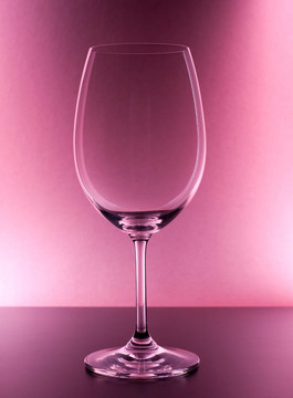 桌上紅酒杯