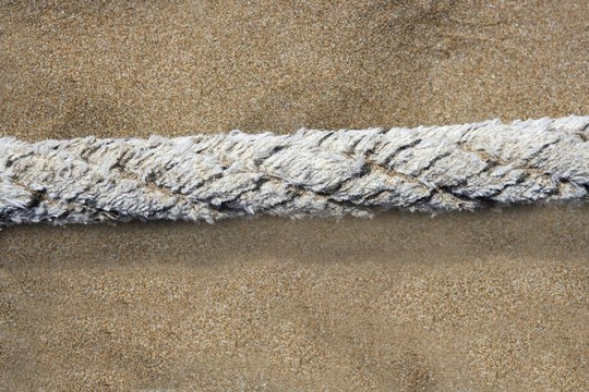 海灘沙灘上的老齡船繩
