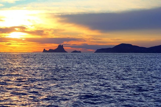 來自福門特拉島的Es Vedra群島伊比薩日落