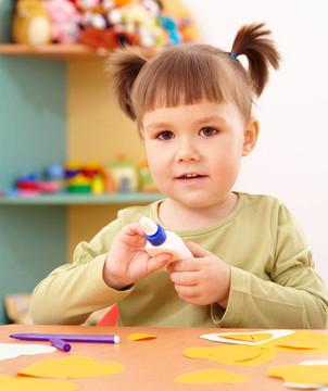 小女孩在幼兒園做手工藝品