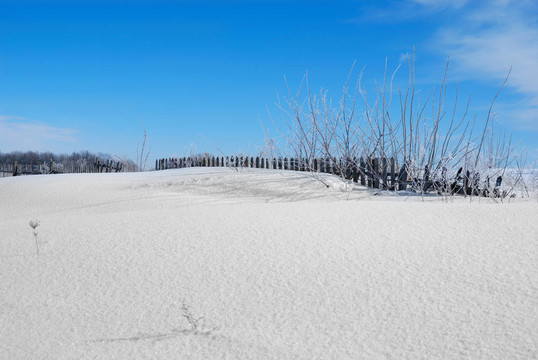 覆雪的木柵欄