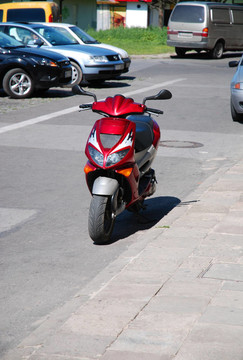 帶有發(fā)動(dòng)機(jī)的滑板車(chē)