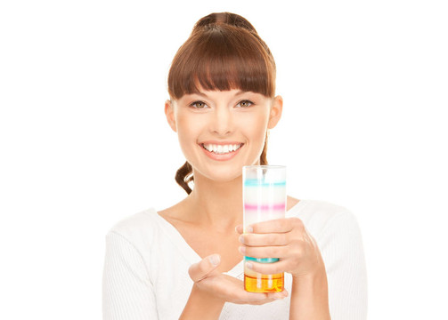 可愛的女孩與一杯牛奶