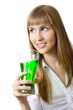 美麗的女孩與玻璃汽水微笑孤立