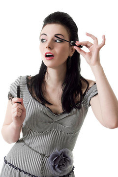 漂亮的年輕女人的海報涂睫毛膏使用睫毛刷隔離