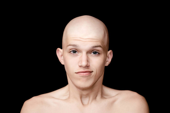 禿頭男子孤立在黑色