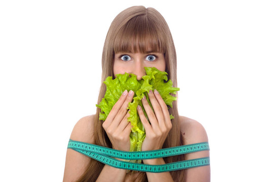美麗的年輕女子生菜和卷尺孤立