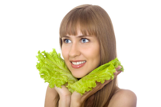 美麗的年輕女子與萵苣葉隔離