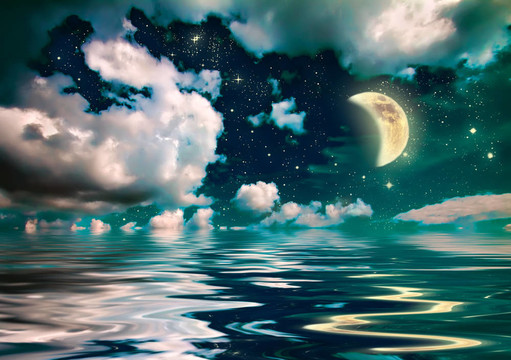 夜晚在海洋中美妙的月光