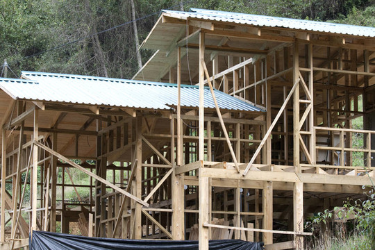 斜坡上的木屋建筑