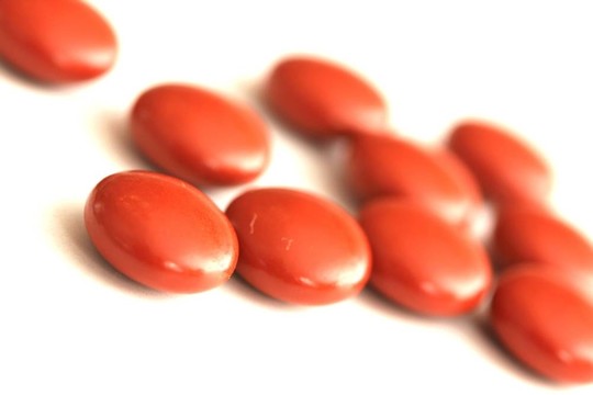 孤立的紅色藥丸