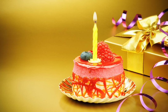 彩色蠟燭生日蛋糕