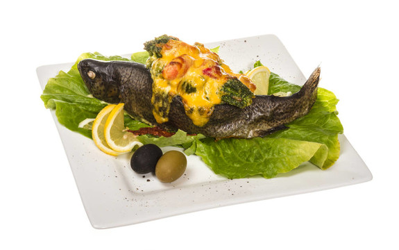 鱒魚與蝦和花椰菜烤魚