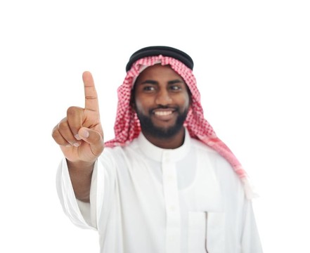 阿拉伯非洲男人用手指在屏幕上準(zhǔn)備好你的信息