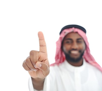 阿拉伯非洲男人用手指在屏幕上準(zhǔn)備好你的信息