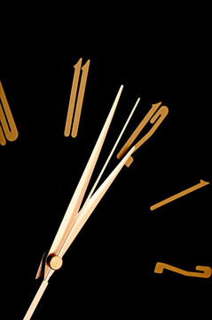 黑色掛鐘；兩分鐘到十二分鐘