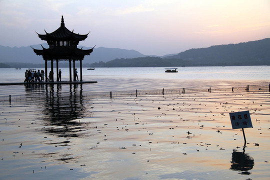 杭州寶塔與西湖
