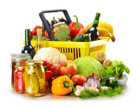 塑料購物籃和雜貨店孤立的白色