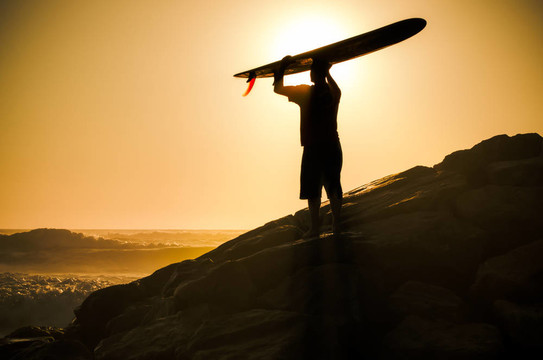 一個(gè)longboarder看著海浪