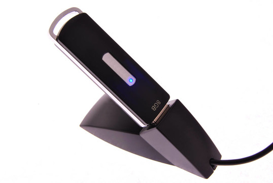 USB閃存驅(qū)動器，孤立在白色B