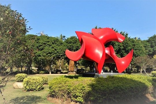 廈門(mén)大學(xué)校園紅色雕塑