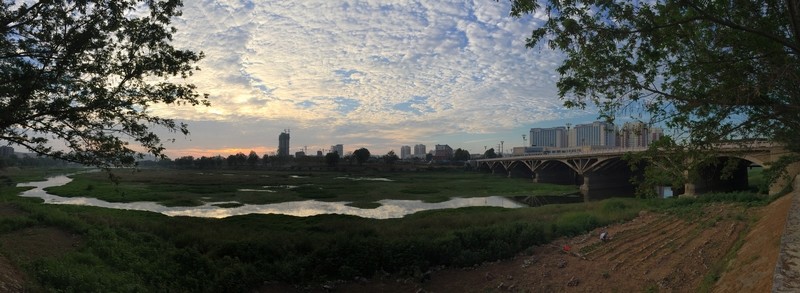 河岸晨景