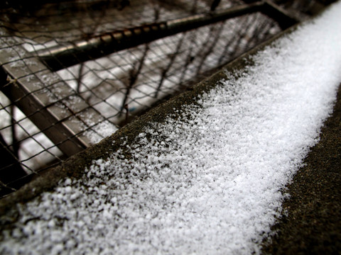 陽(yáng)臺(tái)上的積雪