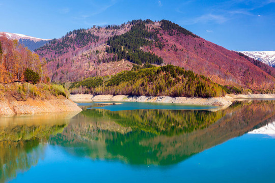 湖心島和山