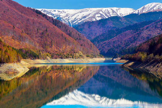 湖心島和山