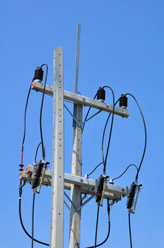 具有電線(xiàn)和絕緣子的混凝土電桿