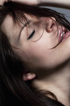 年輕的性感美女閉著眼睛