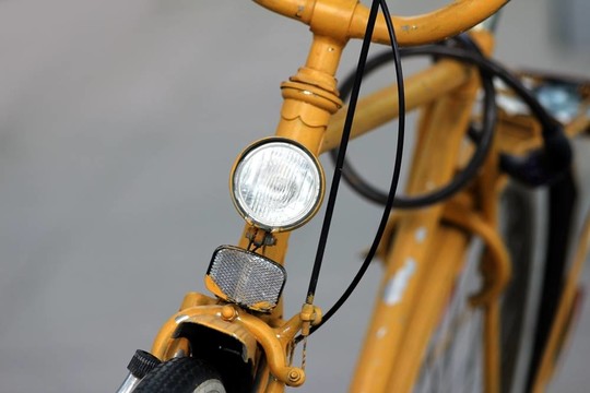 黃色的舊自行車