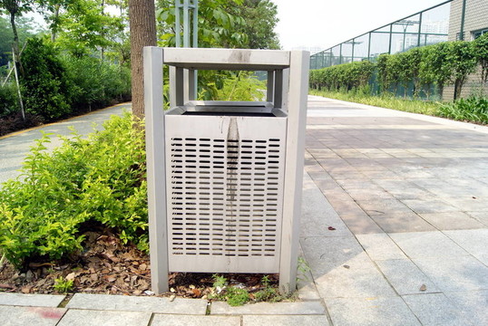 城市道路的垃圾箱