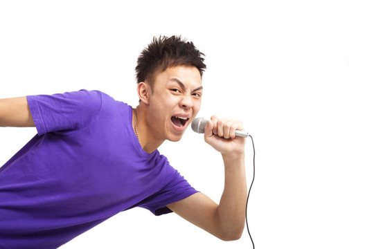 英俊的亞洲年輕人在唱歌