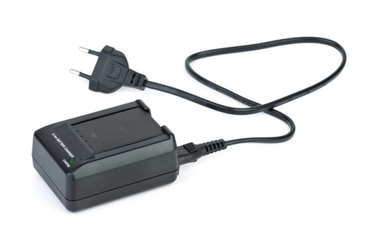 插入充電器的鋰離子電池