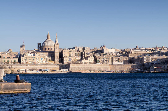 鑒于Valletta；馬耳他。
