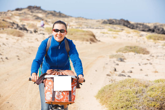 騎自行車旅行的婦女