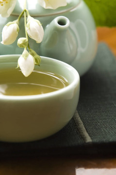 茶幾上的茉莉花茶和木制桌子上的茶壺