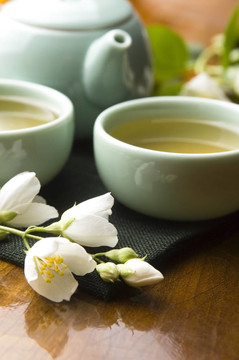 茶幾上的茉莉花茶和木制桌子上的茶壺