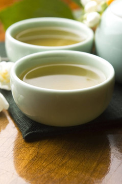 茶幾上的茉莉花茶和木制桌子上的茶壺