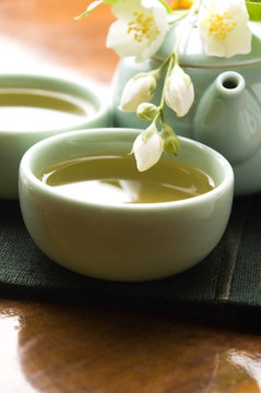 茶幾上的茉莉花茶和木制桌子上的茶壺