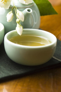 茶幾上的茉莉花茶和木制桌子上的茶壺