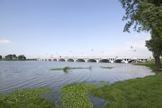 橫跨河流的橋