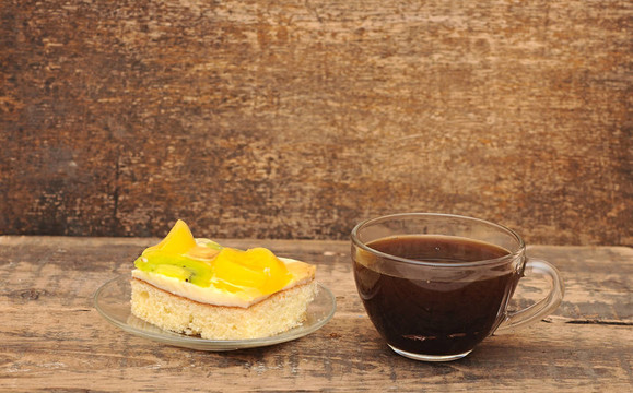 桌上咖啡杯和杏仁餅的杯合